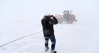 Kar ve tipi nedeniyle Kars-Ardahan yolu ulaşıma kapatıldı