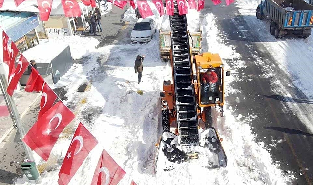 Kar yığınları kamyonlarla şehir dışına taşınıyor