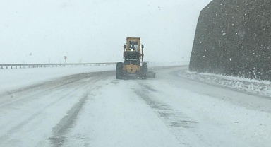 Karın kapattığı Kars-Ardahan kara yolu ulaşıma açıldı