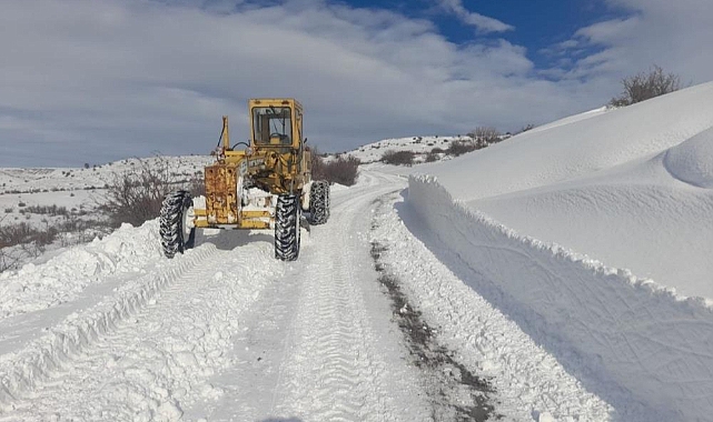 Karın kapattığı yollar tek tek açılıyor