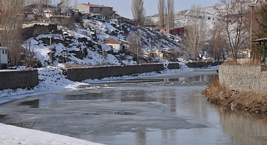 Kars Çayı’nın buzları çözüldü