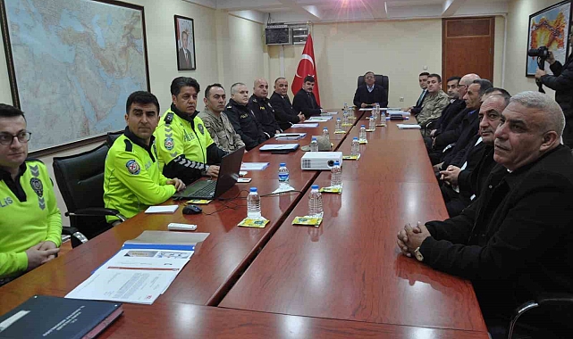 Kars Valisi Polat, toplu taşıma firma yetkilileriyle buluştu