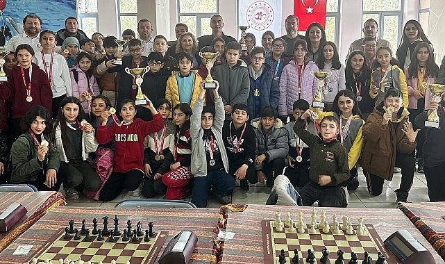 Kars'ta okullar arası satranç turnuvası sona erdi