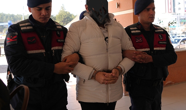 Kastamonu'da, KAFES-45 Operasyonu'nda gözaltına alınan örgüt lideri adliyeye sevk edildi