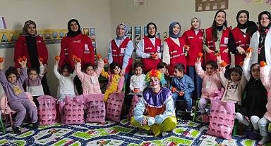 Kızılay Ağrı Gönüllüleri, çocuklarla eğlenceli vakit geçirdi