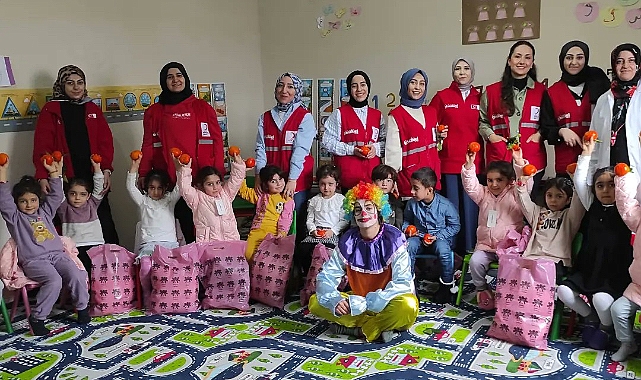 Kızılay Ağrı Gönüllüleri, çocuklarla eğlenceli vakit geçirdi