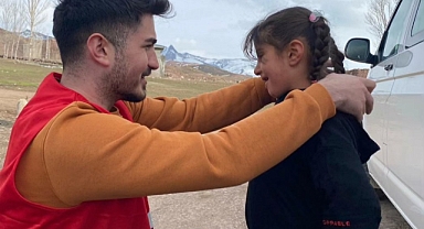 Kızılay Doğubayazıt gönüllülerinden çocuklara kıyafet yardımı