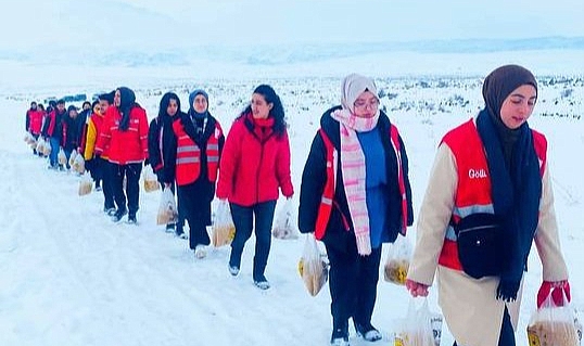 Kızılay, Doğubayazıt'ın karlı doğasına yaban hayvanları için yem bıraktı