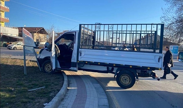 Kontrolden çıkan kamyonet kaldırıma çıktı: 1 yaralı