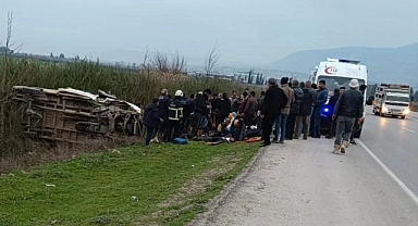 Kontrolden çıkan minibüs devrildi: 13 yaralı