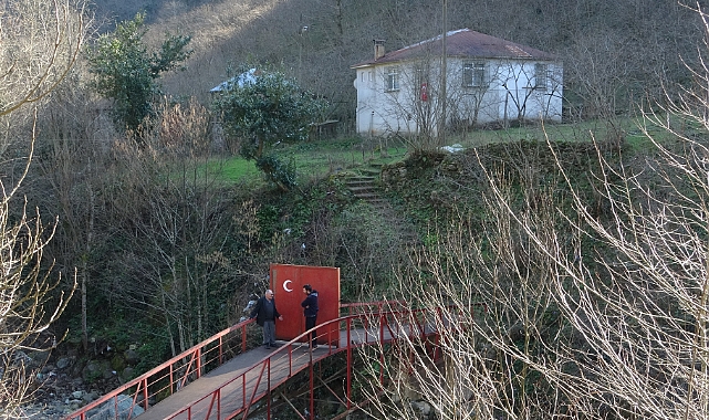 Köprüyü yaptırırken kimse destek vermeyince köprüye demir kapı yaptırıp kilit vurdu