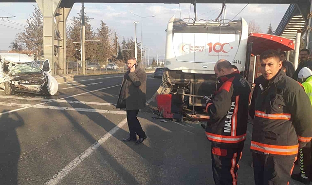 Malatya'da hafif ticari araç trambüsle çarpıştı: 1 ölü, 2 yaralı