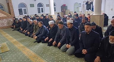 Malazgirt'te sabah namazı sonrası 6 Şubat depreminde hayatını kaybedenler için dua edildi