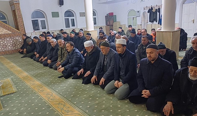 Malazgirt'te sabah namazı sonrası 6 Şubat depreminde hayatını kaybedenler için dua edildi