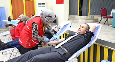 Müdür Kökrek'ten Kızılay'a kan desteği