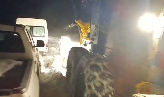Muradiye'de yolda mahsur kalan işçiler kurtarıldı