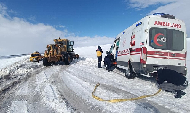 Muş'ta hasta taşıyan ambulans yoldan çıktı
