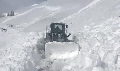 Muş'ta köy yoluna çığ düştü