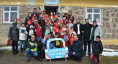 Muş'ta şehit yakınları ve jandarmadan eksi 10 derecede okula giden öğrencilere anlamlı hediyeler