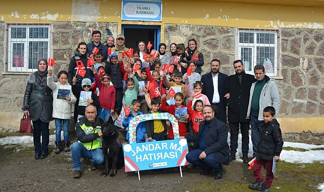 Muş'ta şehit yakınları ve jandarmadan eksi 10 derecede okula giden öğrencilere anlamlı hediyeler