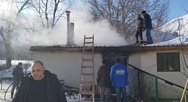 Müstakil evin çatısında çıkan yangın korkuya neden oldu