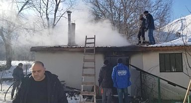 Müstakil evin çatısında çıkan yangın korkuya neden oldu