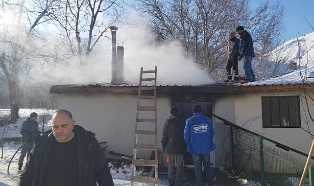 Müstakil evin çatısında çıkan yangın korkuya neden oldu