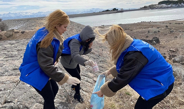 Niğde'de Gönüllü gençler baraj etrafında çöp topladı