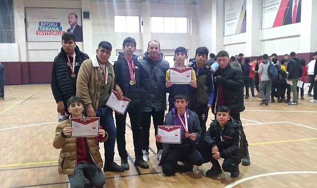 Özalpli öğrenci bilek güreşinde il birincisi oldu