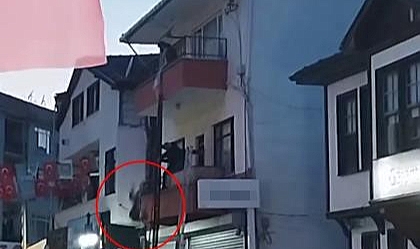 Özel gereksinimli kadın balkondan düştü: Korku dolu anlar kamerada