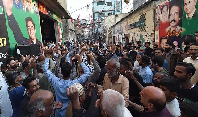 Pakistan seçimlerinde son durum: PTI destekli bağımsız adaylar yarışı önde götürüyor