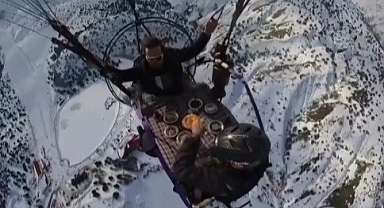 Paraşütçünün özel olarak hazırladığı düzenek ile gökyüzünde yaptığı kahvaltı ilgi odağı oldu