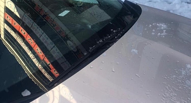 Park halindeki 3 aracın üzerine kar kütlesi düştü