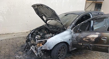 Park halindeki araç birden alev aldı: Küle dönen araç kullanılamaz hale geldi