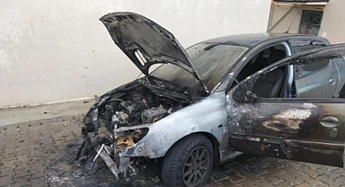 Park halindeki araç birden alev aldı: Küle dönen araç kullanılamaz hale geldi