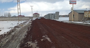 Patnos Belediyesi bozuk yolları onarıyor