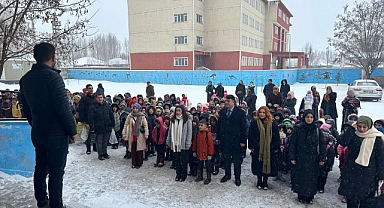 Patnos İlçe Milli Eğitim Müdürü Vural öğrencileri 2.Dönemin ilk gününde yalnız bırakmadı