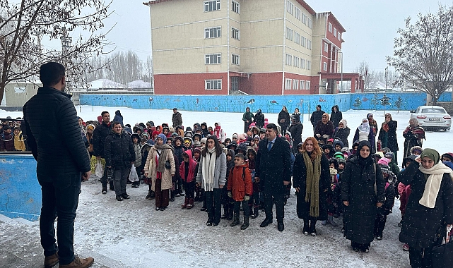 Patnos İlçe Milli Eğitim Müdürü Vural öğrencileri 2.Dönemin ilk gününde yalnız bırakmadı