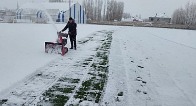 Patnos’ta Futbol Sahası Kar Makinesi İle Temizlendi