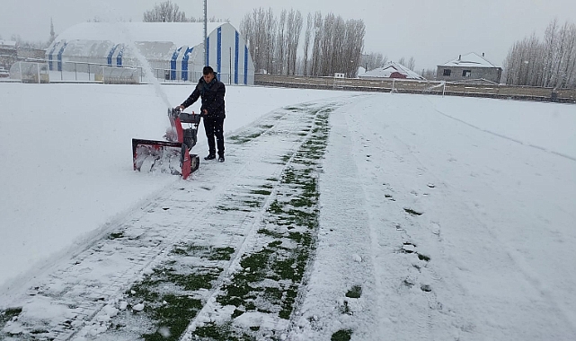 Patnos’ta Futbol Sahası Kar Makinesi İle Temizlendi