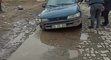 Patnos'ta Yağmur Duası Yerine Yol Bakımı Duası İhtiyacı: Bir Vatandaşın Aracı Çukura Battı!