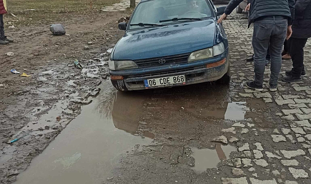 Patnos'ta Yağmur Duası Yerine Yol Bakımı Duası İhtiyacı: Bir Vatandaşın Aracı Çukura Battı!