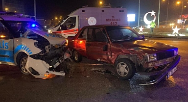 Polis aracı ile otomobil çarpıştı: 1'i polis 4 yaralı