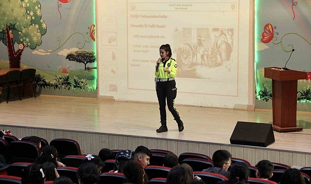 Polis ekiplerinden öğrencilere trafik güvenliği eğitimi