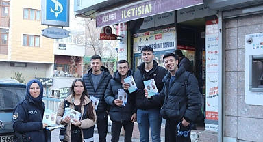 Polisten dolandırıcılara karşı broşürlü uyarı