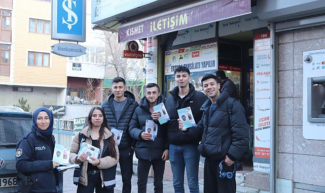 Polisten dolandırıcılara karşı broşürlü uyarı