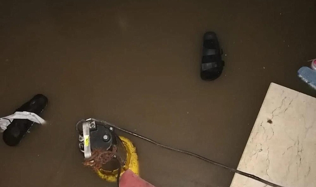 Sağanak yağış nedeniyle ev ve iş yerleri su bastı