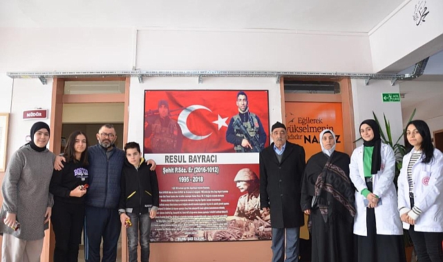 Şehit ailesi oğullarının isminin verildiği okulu ziyaret etti