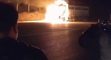 Seyir halindeki kamyon alev alev yandı