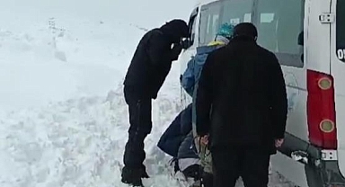 Süphan Dağı'na tırmanmak isteyen 21 dağcı fırtına nedeniyle tırmanışı yarıda bıraktı